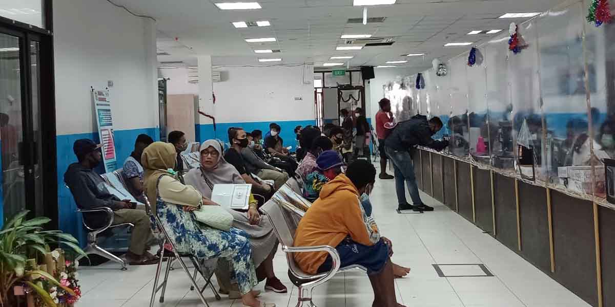 Kesibukan pelayanan adminduk di Kantor Disdukcapil Mimika, Senin (4/1/2021). Foto: Fachruddin Aji/Papua60detik